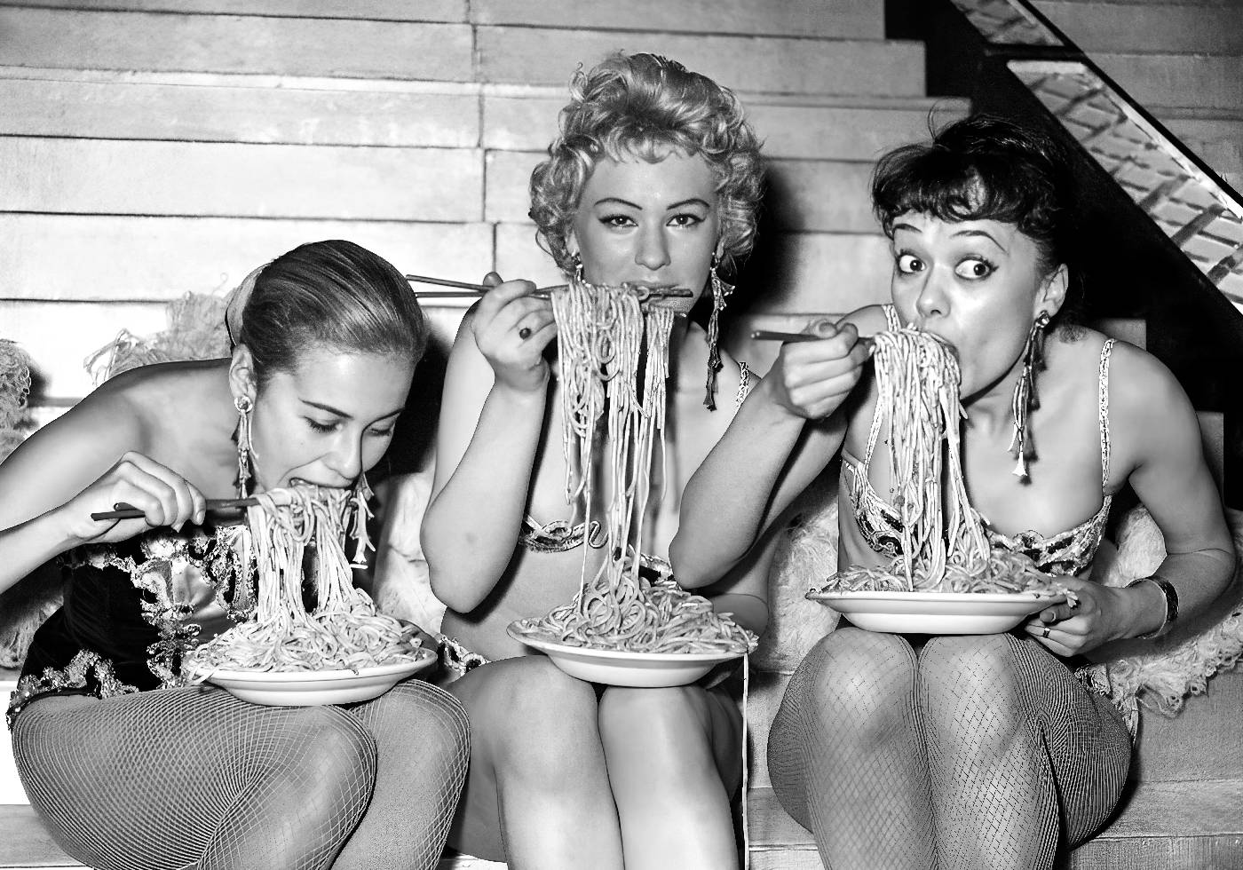 Frauen essen Spaghetti Poster - Posterbox.no