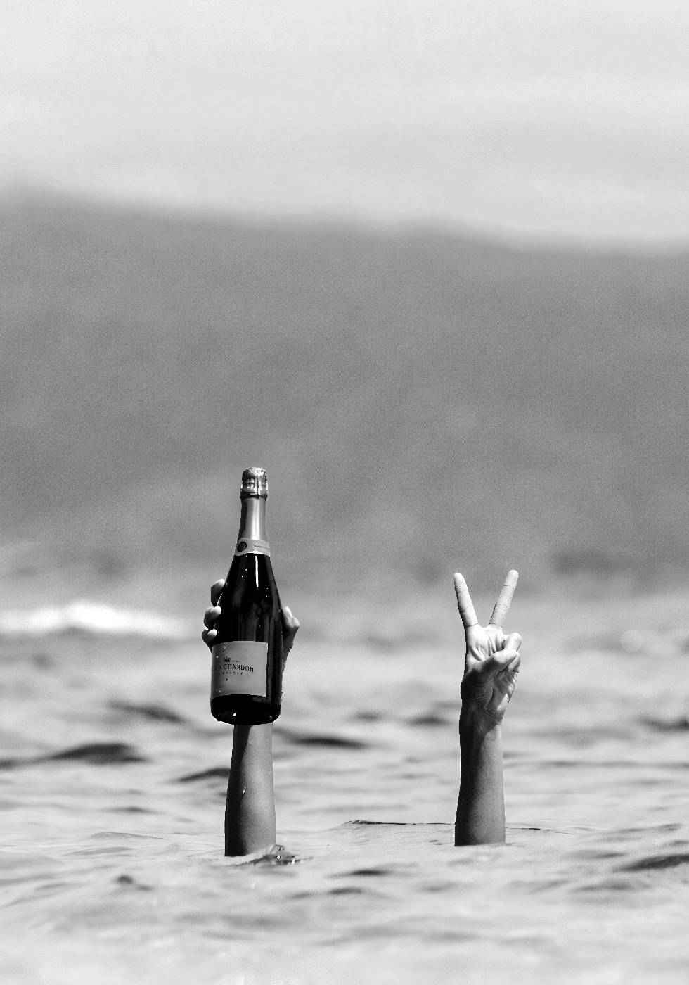 Frau mit Wein am Strand Poster - Posterbox.no