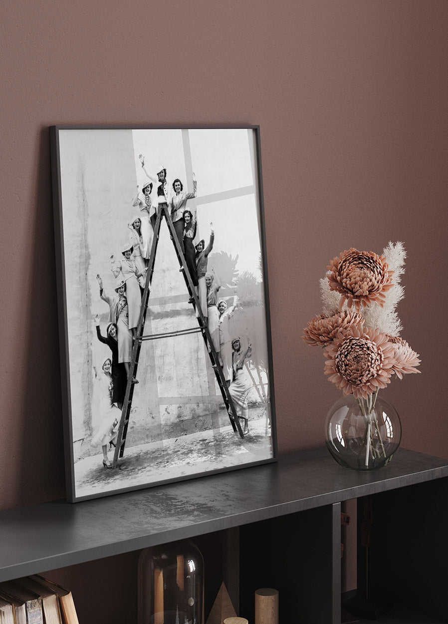 Frauen auf der Leiter Poster - Posterbox.no