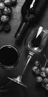 ein Glas Wein neben einer Weintraube