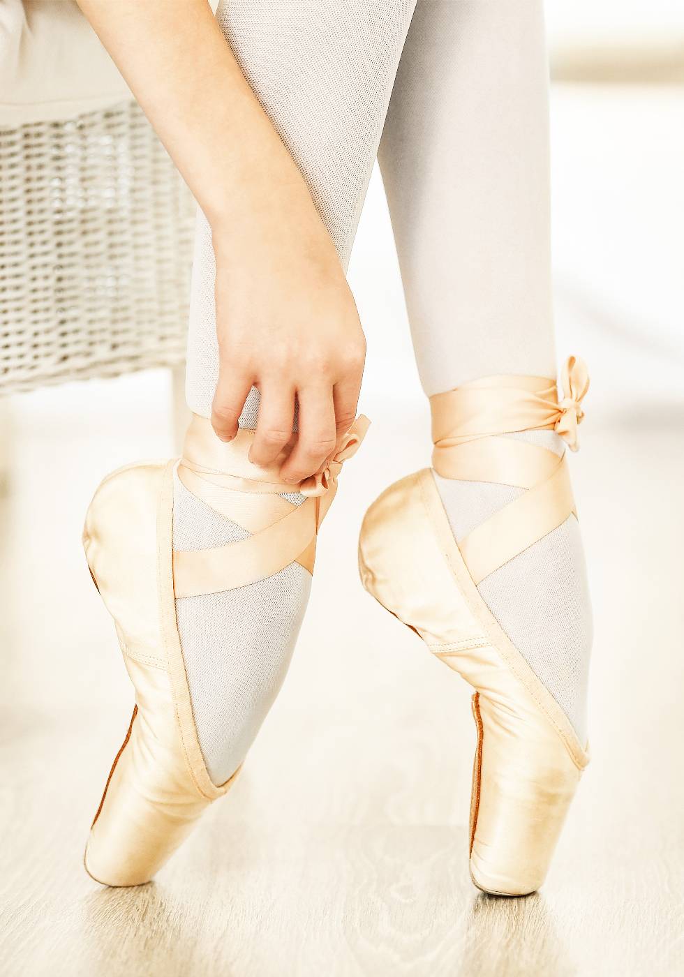 Ballerina bindet Ballettschuhe Poster - Posterbox.no