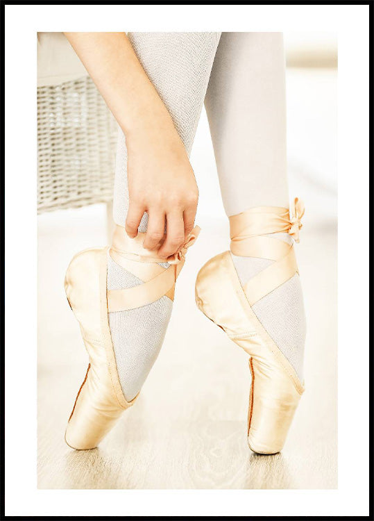 Ballerina bindet Ballettschuhe Poster - Posterbox.no