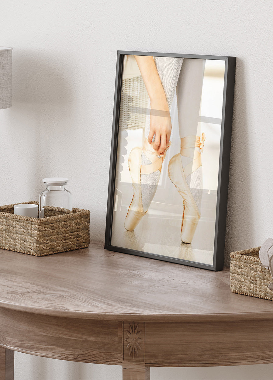 Ballerina bindet Ballettschuhe Poster - Posterbox.no