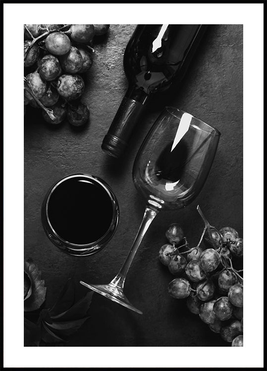 ein Schwarz-Weiß-Foto eines Glases Wein