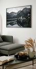 Ein Boot im Fluss entlang des Hallstatt-Posters - Posterbox.dk