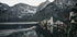 Ein Boot im Fluss entlang des Hallstatt-Posters - Posterbox.dk