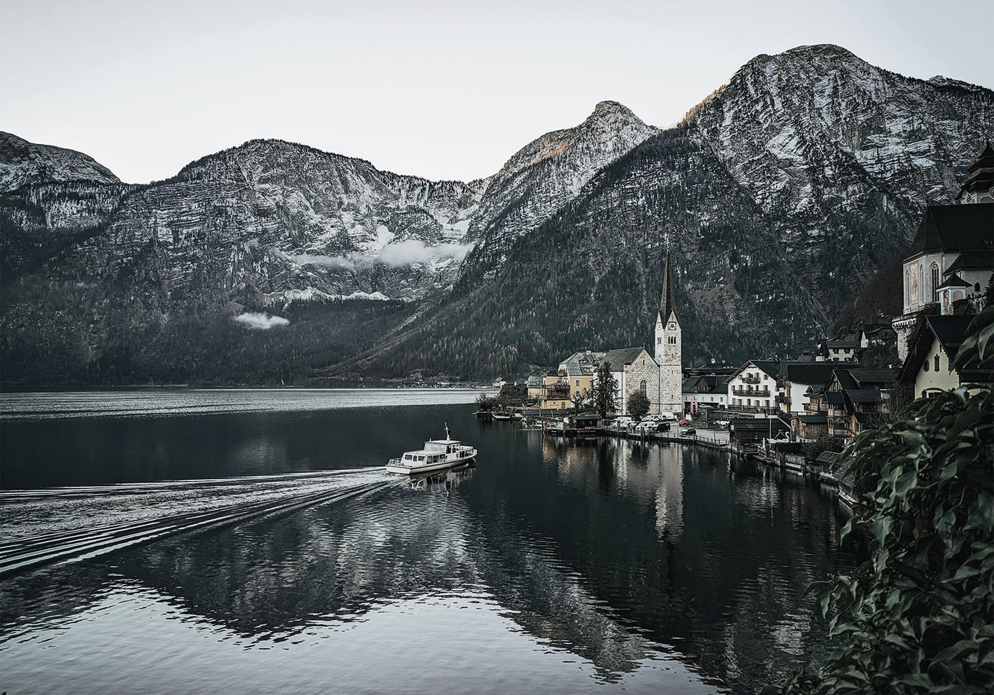 Ein Boot im Fluss entlang des Hallstatt-Posters - Posterbox.dk