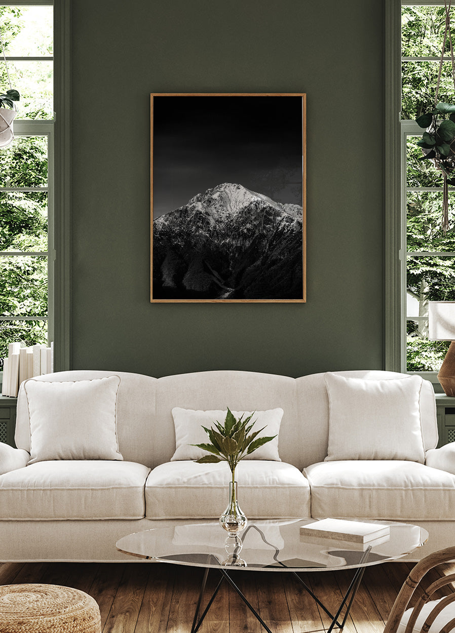 Ein großes Porträtposter mit schneebedeckten Bergen - Posterbox.dk