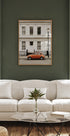 Poster „Bezaubernde Stadtszene mit orangefarbenem Auto“ - Posterbox.dk