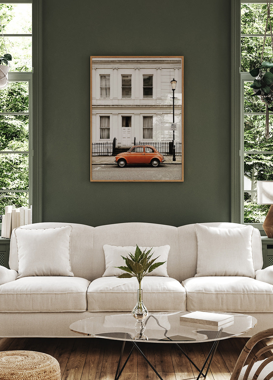 Poster „Bezaubernde Stadtszene mit orangefarbenem Auto“ - Posterbox.dk