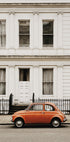 Poster „Bezaubernde Stadtszene mit orangefarbenem Auto“ - Posterbox.dk