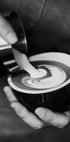Poster „Barista bereitet Latte-Kaffee zu“ – Posterbox.dk