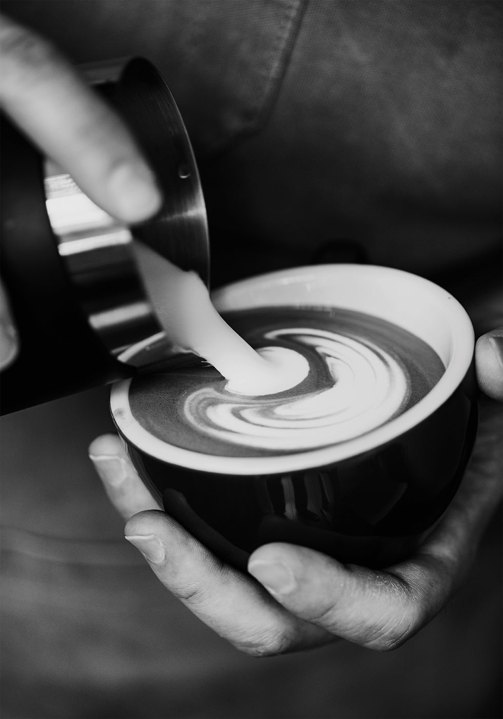 Poster „Barista bereitet Latte-Kaffee zu“ – Posterbox.dk