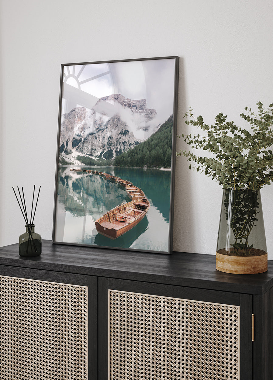 Boote am Pragser Wildsee Poster - Posterbox.dk