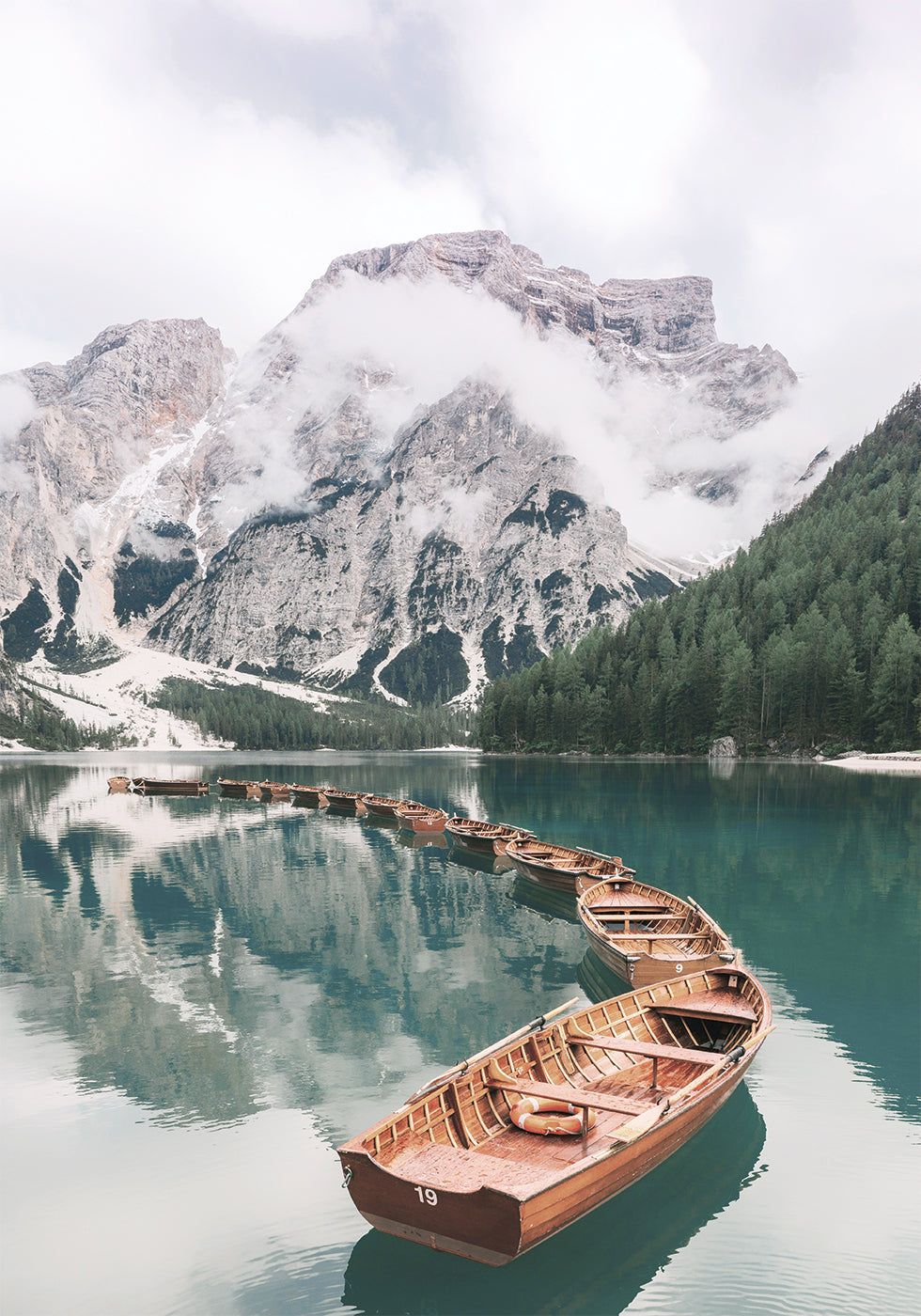 Boote am Pragser Wildsee Poster - Posterbox.dk
