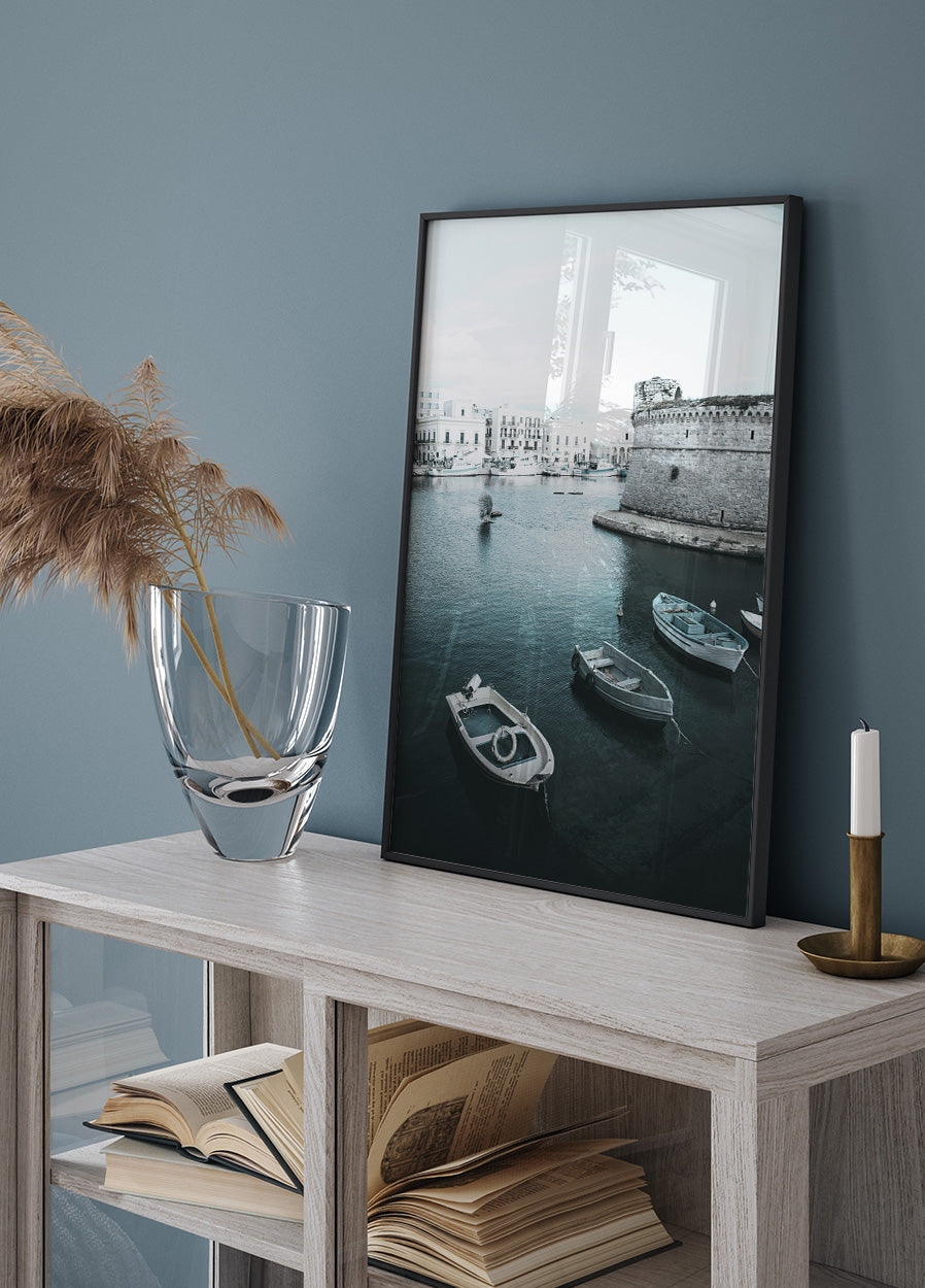 Boote mit Blick auf Apulien Poster - Posterbox.dk