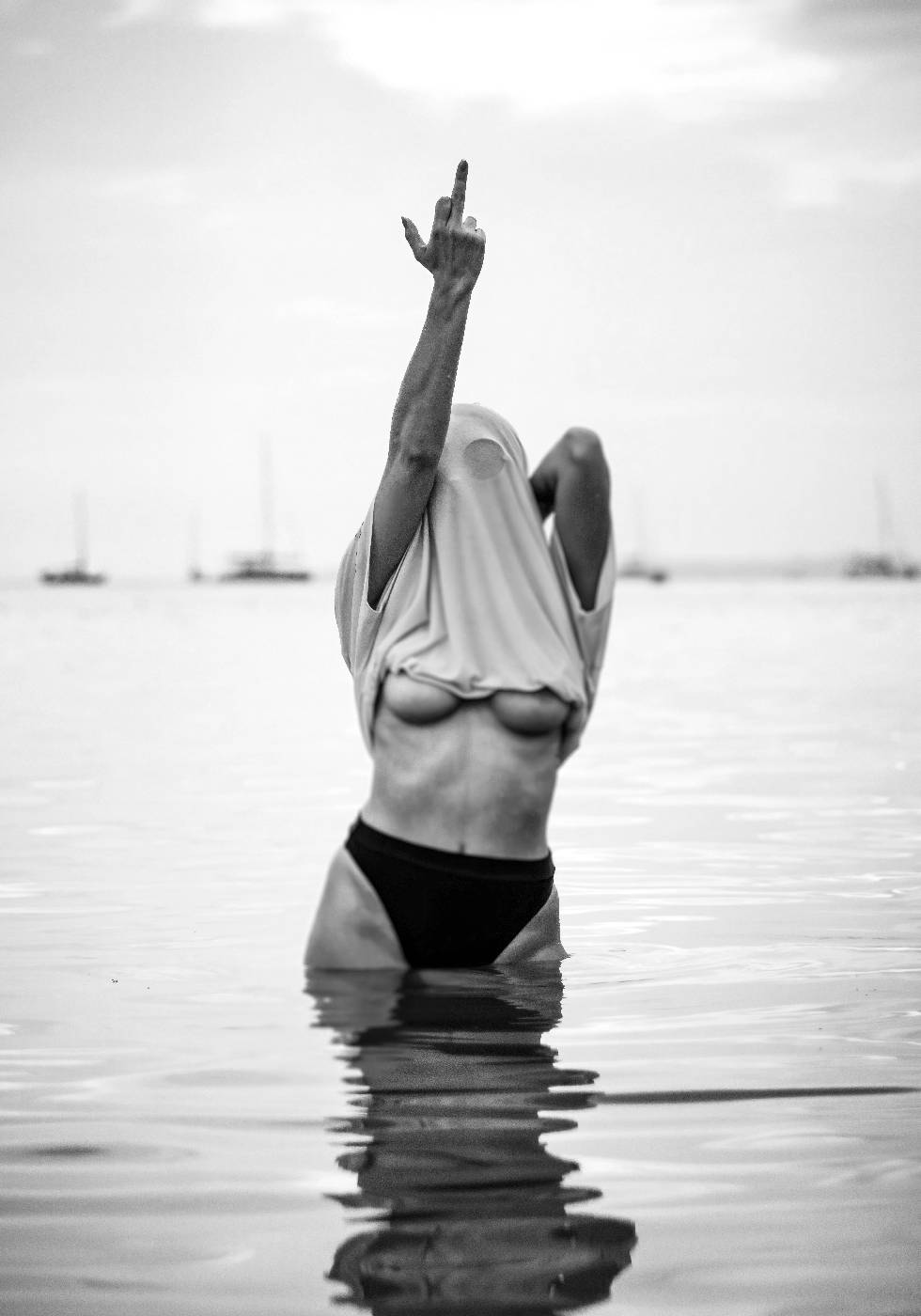 Feministisches Mittelfinger-BW-Poster - Posterbox.dk