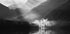 Poster „Nebliges Ufer eines Bergsees“ - Posterbox.dk
