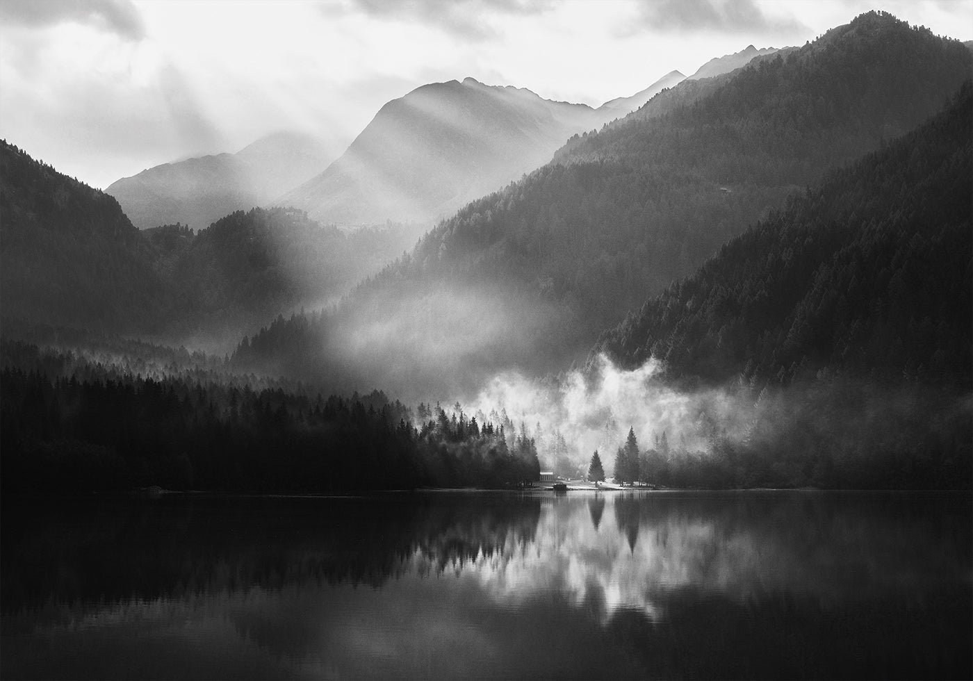 Poster „Nebliges Ufer eines Bergsees“ - Posterbox.dk