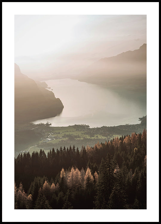 Poster mit Blick auf den nebligen See und die Berge - Posterbox.dk
