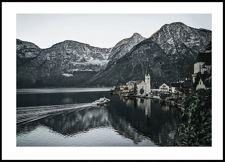 Ein Boot im Fluss entlang des Hallstatt-Posters - Posterbox.dk