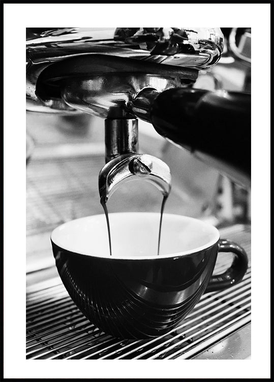 Espressokaffee in eine Tasse gießen Schwarzweiß-Poster - Posterbox.dk