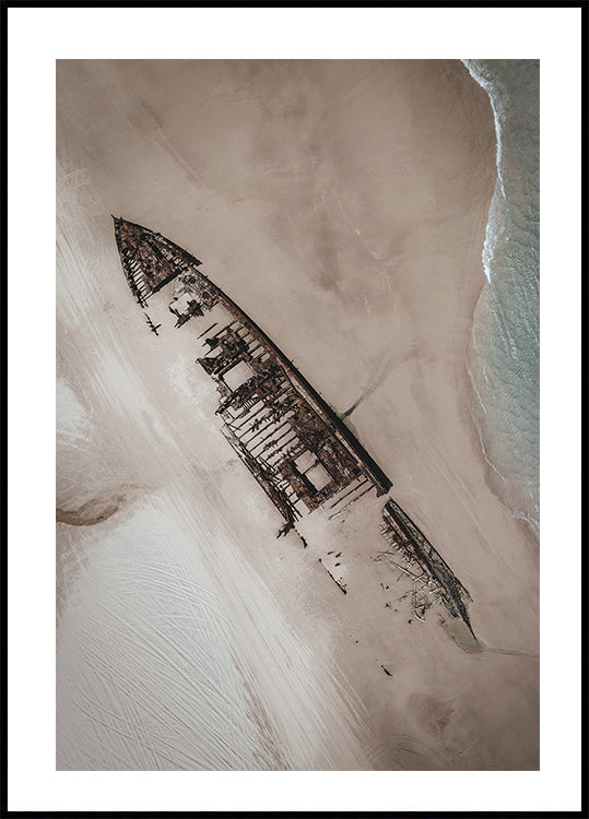 Altes Schiff am Strand Poster - Posterbox.dk