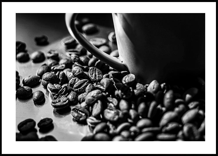 Kaffeebohnen mit einer Tasse Poster - Posterbox.dk