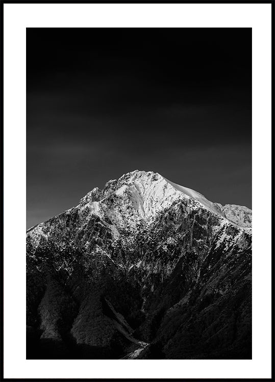 Ein großes Porträtposter mit schneebedeckten Bergen - Posterbox.dk