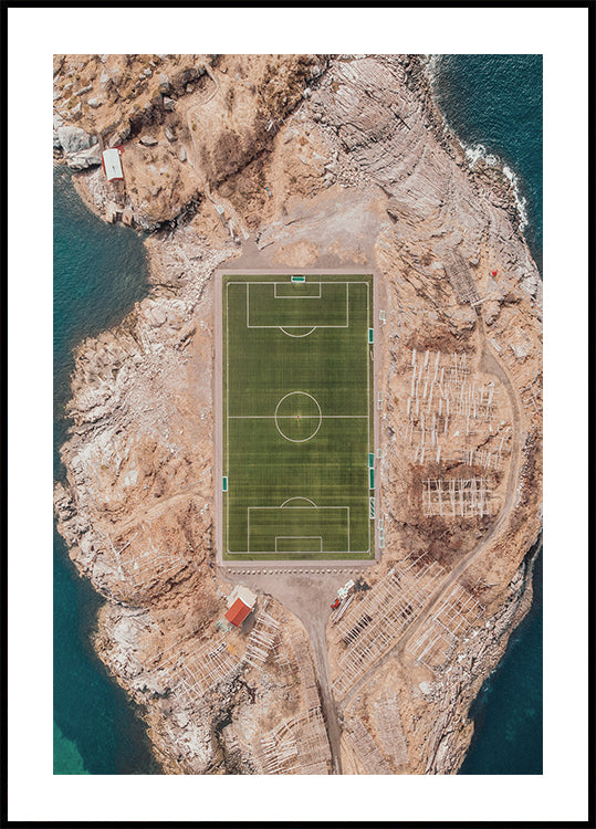 Abgelegenes Fußballfeld in Norwegen Poster - Posterbox.dk
