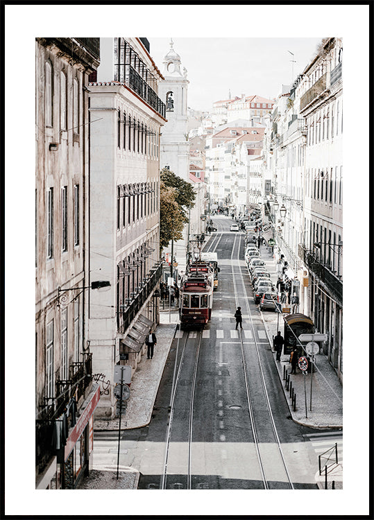 Lissabon-Straße mit einem Zug-Poster - Posterbox.dk