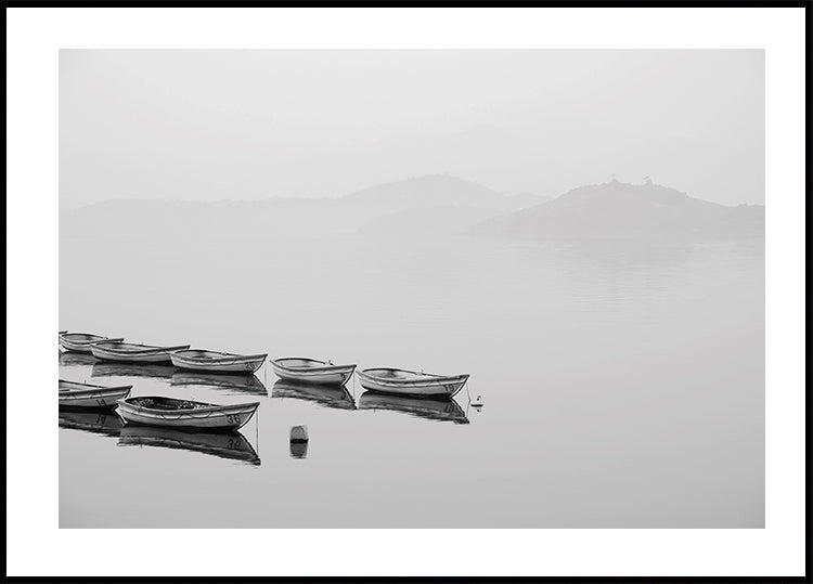 Boote in einem nebligen See Poster - Posterbox.dk