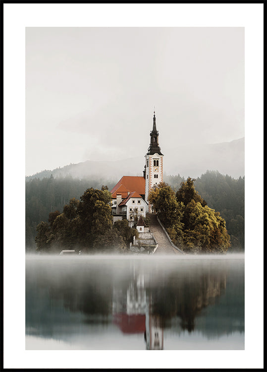 Eine Kirche auf einer Insel mitten im Bleder See Poster - Posterbox.dk