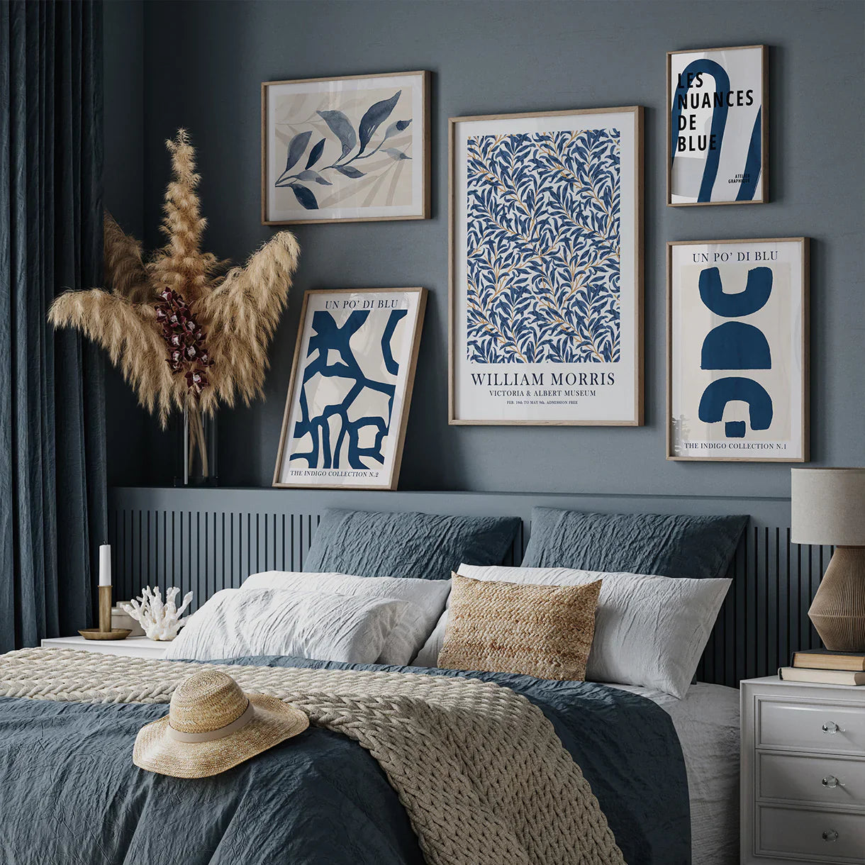 Elegantes Wandkunst-Display in einem Schlafzimmer-Poster – Posterbox.dk