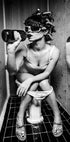 Mädchen trinkt auf der Toilette – Künstlerisches Satire-Poster – Posterbox.dk