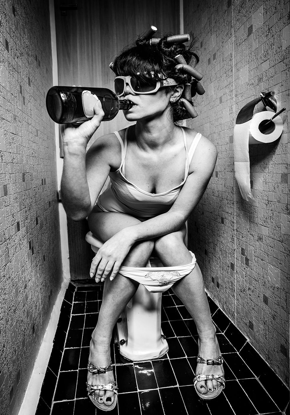 Mädchen trinkt auf der Toilette – Künstlerisches Satire-Poster – Posterbox.dk