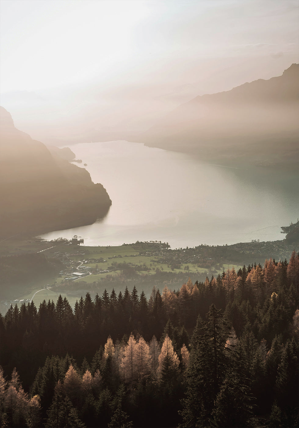 Poster mit Blick auf den nebligen See und die Berge - Posterbox.dk