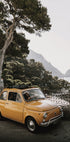 Kleines orangefarbenes Auto in Capri-Portrait-Poster - Posterbox.dk