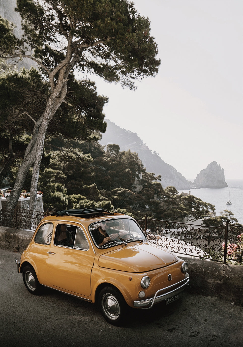 Kleines orangefarbenes Auto in Capri-Portrait-Poster - Posterbox.dk