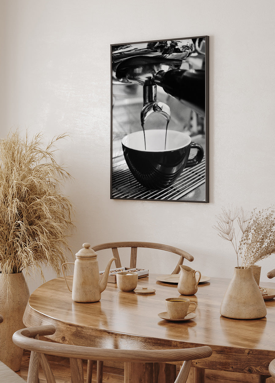 Espressokaffee in eine Tasse gießen Schwarzweiß-Poster - Posterbox.dk