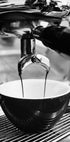 Espressokaffee in eine Tasse gießen Schwarzweiß-Poster - Posterbox.dk