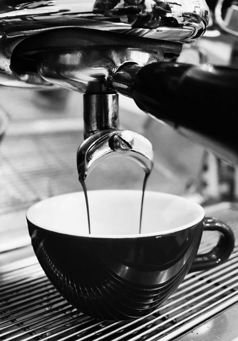 Espressokaffee in eine Tasse gießen Schwarzweiß-Poster - Posterbox.dk