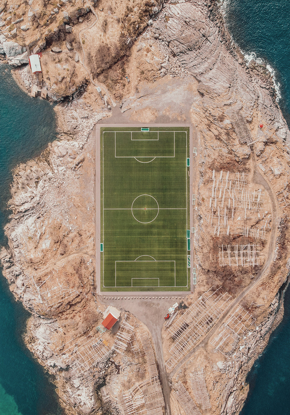 Abgelegenes Fußballfeld in Norwegen Poster - Posterbox.dk