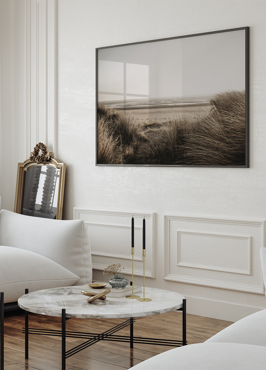 Blick auf den Strand hinter dem Gras Poster - Posterbox.dk