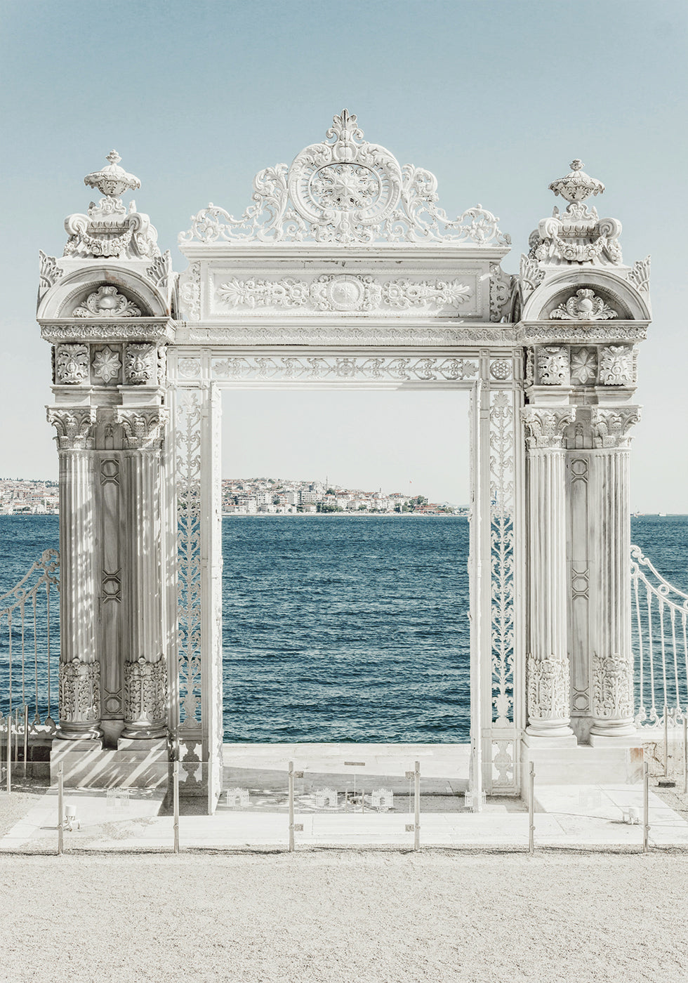 Weißes Tor des Dolmabahçe-Palastes, Türkei Poster - Posterbox.dk