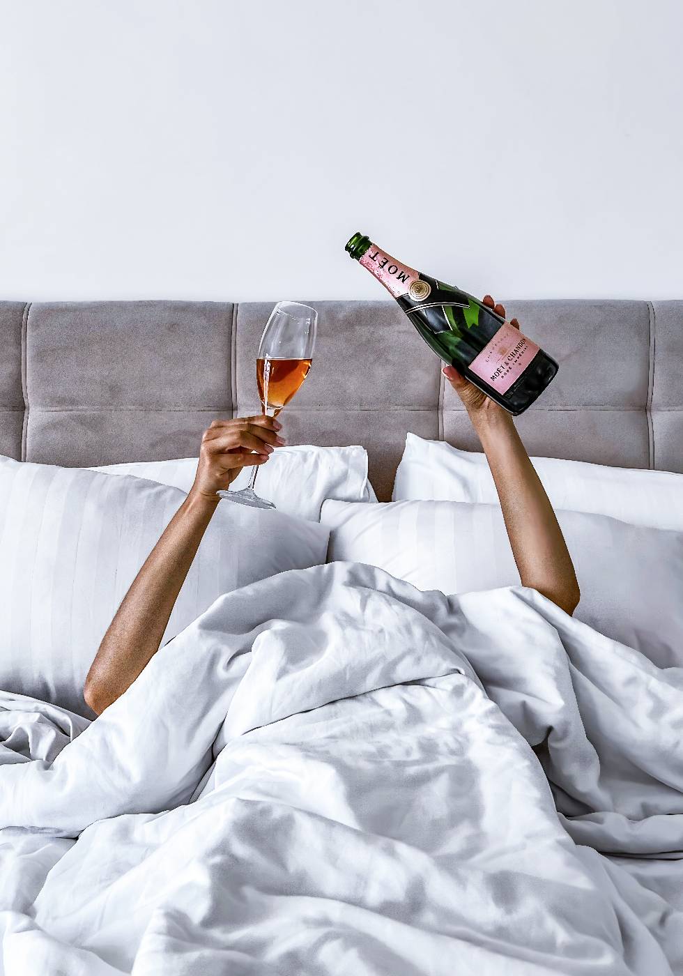 Poster Frau Champagner im Bett - Posterbox.dk