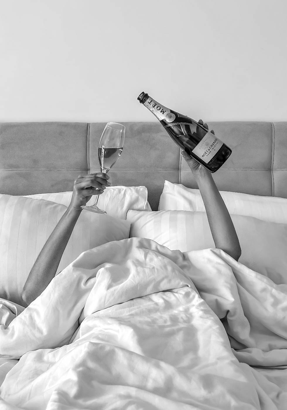 Poster Frau trinkt Wein im Bett - Posterbox.dk