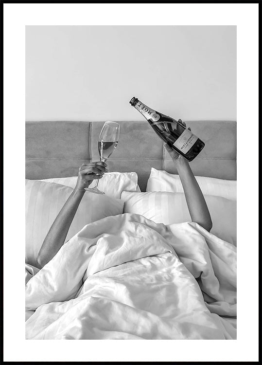 Poster Frau trinkt Wein im Bett - Posterbox.dk