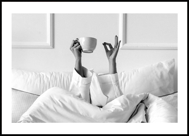 Poster Frau mit Kaffeetasse auf dem Bett - Posterbox.no