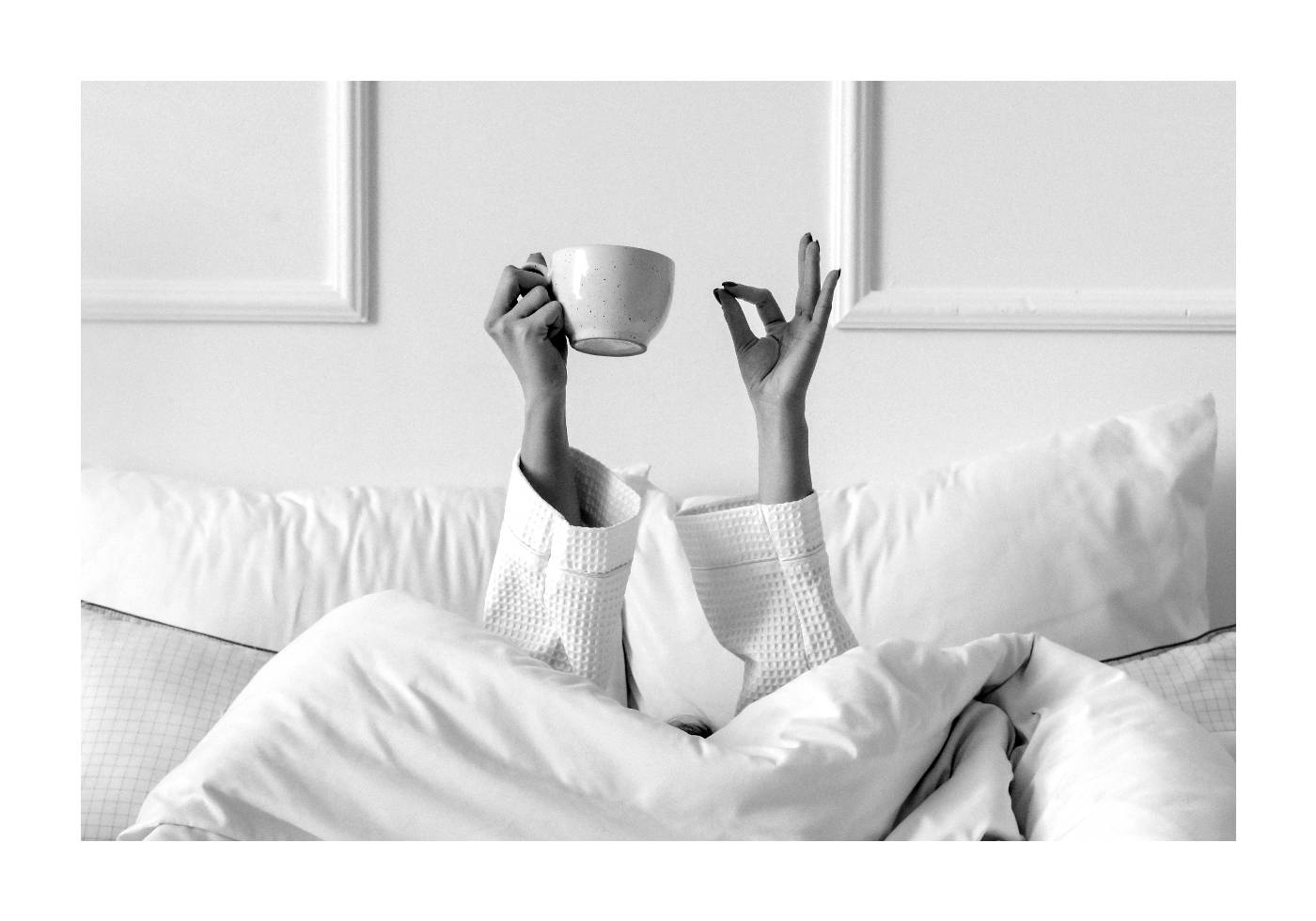 Poster Frau mit Kaffeetasse auf dem Bett - Posterbox.no